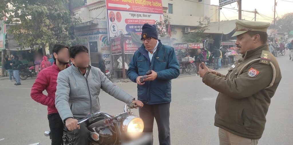 सड़क सुरक्षा माह के दोरान पुलिस द्वारा की गई वाहनों की चैकिंग। 